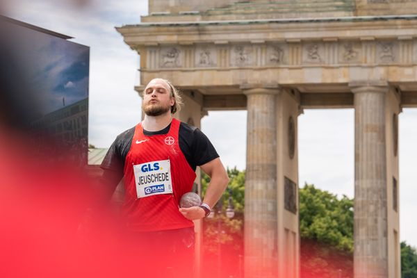 Jan Josef Jeuschede (TSV Bayer 04 Leverkusen) beim Kugelstossen waehrend der deutschen Leichtathletik-Meisterschaften auf dem Pariser Platz am 24.06.2022 in Berlin